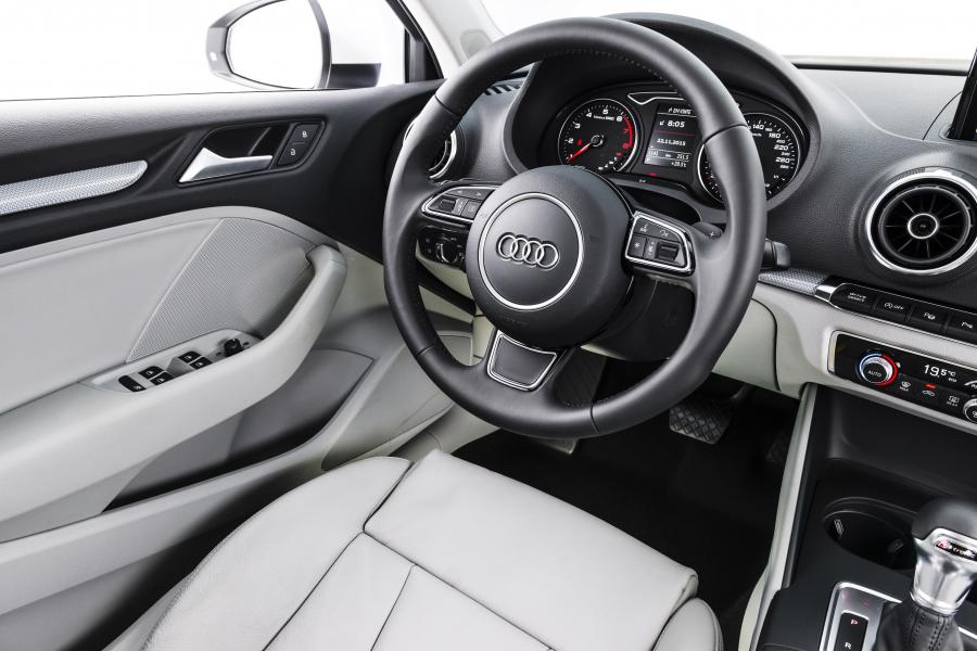 Интерьер Audi A3 Sedan 2.0 TFSI (8V) 2015 года  (LA) (фото 7 из 12)